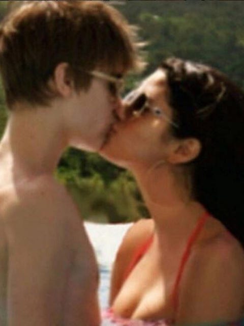 ジャスティン ビーバー セレーナ ゴメスとのキス写真を投稿