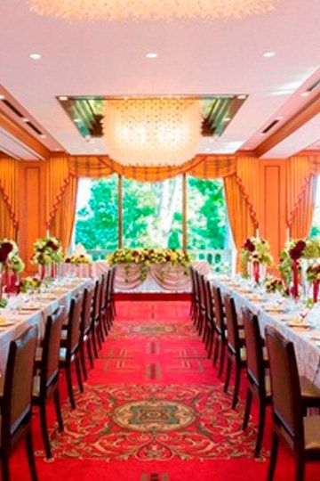 Tablecloth, Green, Interior design, Decoration, Function hall, Textile, Ceiling, Amber, Linens, Hall, 