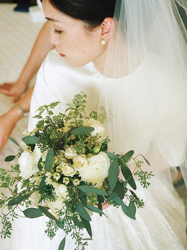 Clothing, Petal, Hairstyle, Bridal veil, Bridal clothing, Veil, Bouquet, Shoulder, Bridal accessory, Dress, 