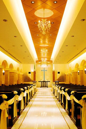 Aisle, Function hall, Ceiling, Building, Yellow, Lobby, Architecture, Ballroom, Interior design, 