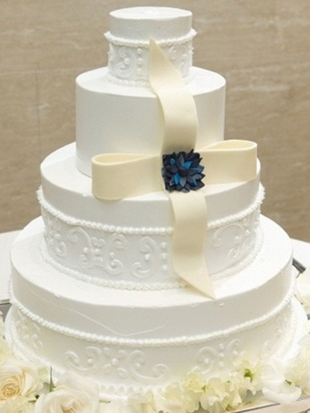 White, Sugar paste, Wedding cake, Icing, Cake, Cake decorating, Buttercream, Fondant, Pasteles, Sugar cake, 