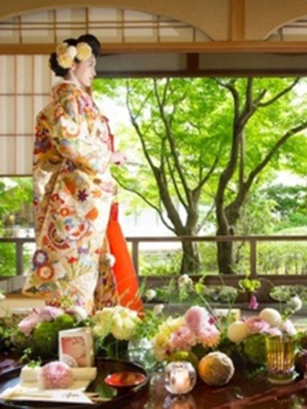 Dish, Sculpture, Cuisine, Kimono, Flower Arranging, Shade, Dishware, Peach, Porcelain, Costume, 