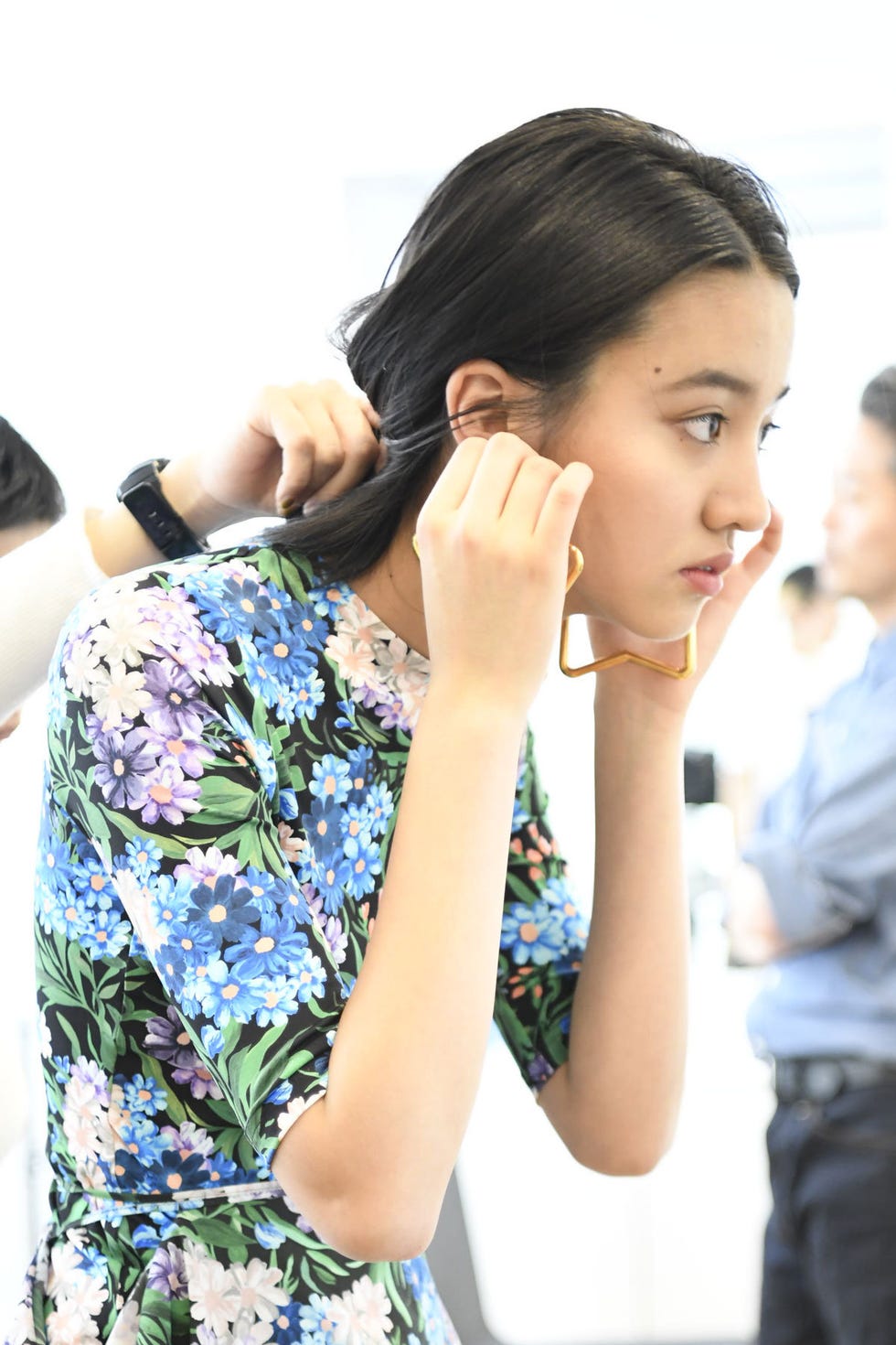 Finger, Hairstyle, Wrist, Hand, Eyelash, Style, Black hair, Fashion, Long hair, Beauty, 