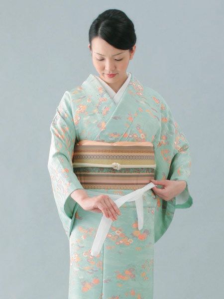 Hairstyle, Sleeve, Shoulder, Textile, Dress, Style, Fashion, Day dress, Kimono, One-piece garment, 