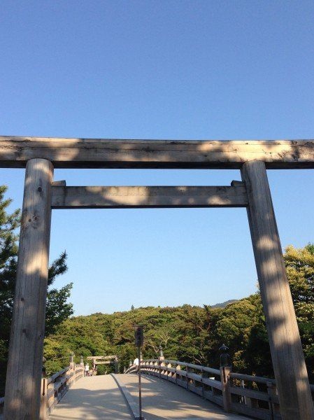Sky, Wood, Shade, Torii, Spring, Symmetry, Walkway, Beam, Nonbuilding structure, 