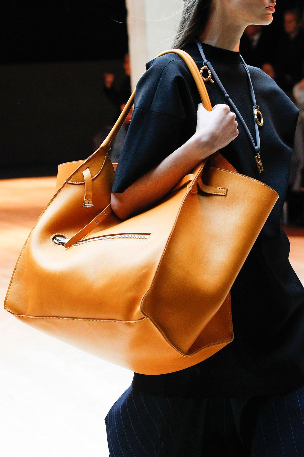 Bag, Handbag, Shoulder, Street fashion, Brown, Tan, Leather, Fashion accessory, Fashion, Joint, 
