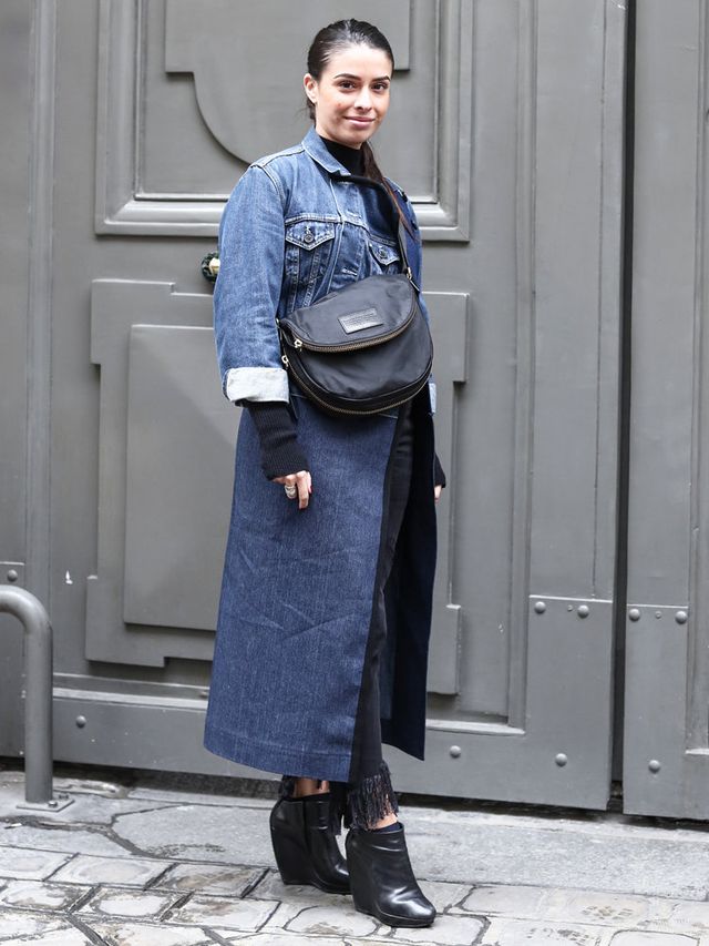 Clothing, Blue, Sleeve, Human body, Standing, Joint, Outerwear, Style, Bag, Collar, 
