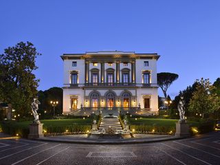 Landmark, Mansion, Column, Classical architecture, Official residence, Evening, Tourist attraction, Estate, Villa, Symmetry, 
