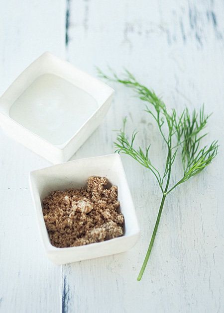 Ingredient, Herb, Fines herbes, Food storage containers, Natural material, Seasoning, Box, Parsley family, Plant stem, Produce, 