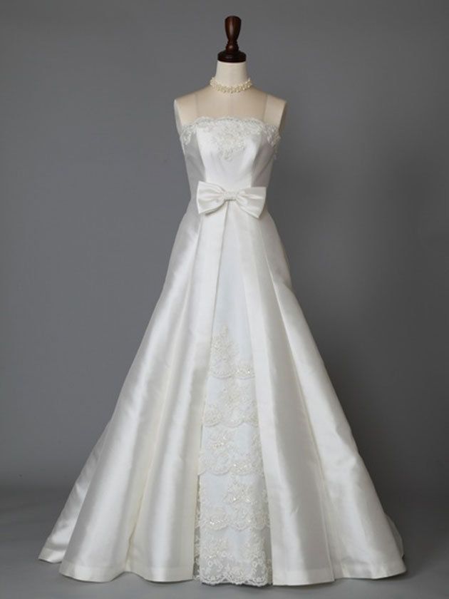 Clothing, Dress, Bridal clothing, Shoulder, Textile, Gown, White, Wedding dress, Bridal accessory, Formal wear, 