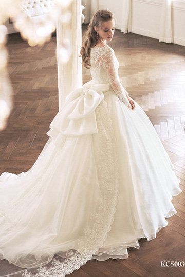 Clothing, Dress, Sleeve, Shoulder, Bridal clothing, Gown, Textile, Photograph, Floor, Joint, 