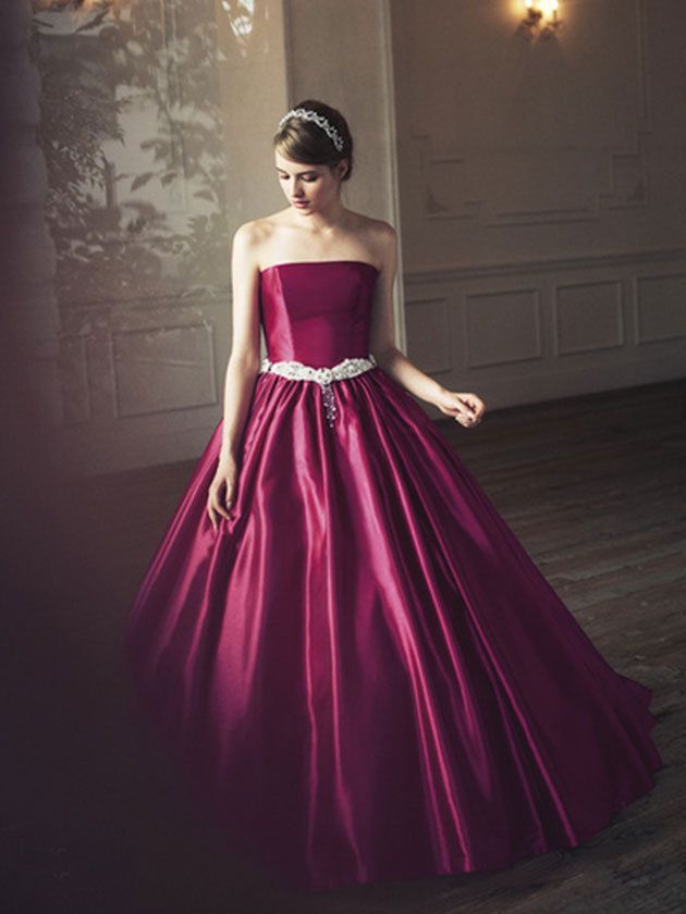 Gown, Clothing, Dress, Fashion model, Bridal party dress, Shoulder, Formal wear, Strapless dress, Purple, A-line, 