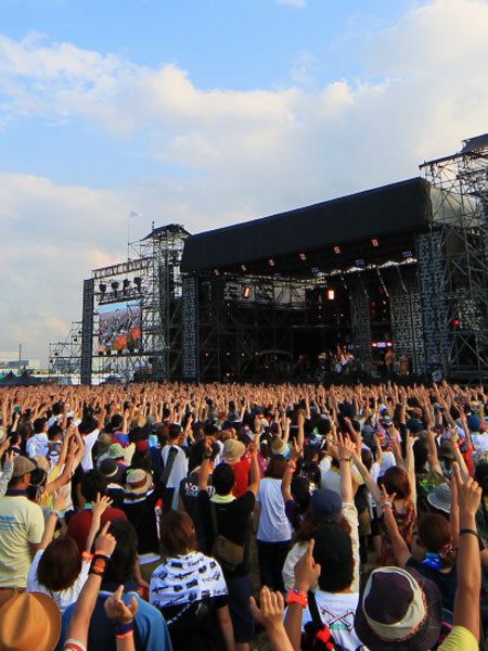 Crowd, People, Stage equipment, Hat, Entertainment, Audience, Performing arts, Rock concert, Stage, Performance, 