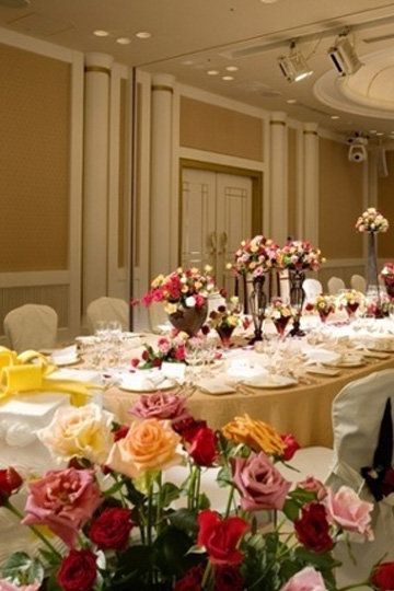 Tablecloth, Petal, Bouquet, Flower, Floristry, Room, Ceiling, Linens, Interior design, Light fixture, 