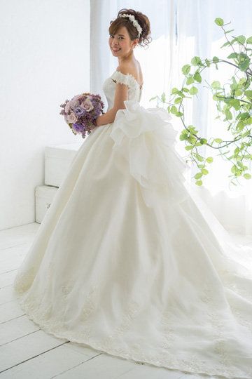 Clothing, Bridal clothing, Dress, Shoulder, Textile, Photograph, White, Gown, Wedding dress, Formal wear, 