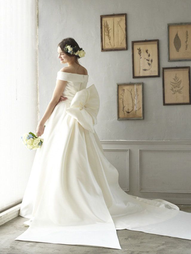 Gown, Wedding dress, Dress, Clothing, Bridal clothing, Photograph, Shoulder, Bridal party dress, Bride, Fashion model, 