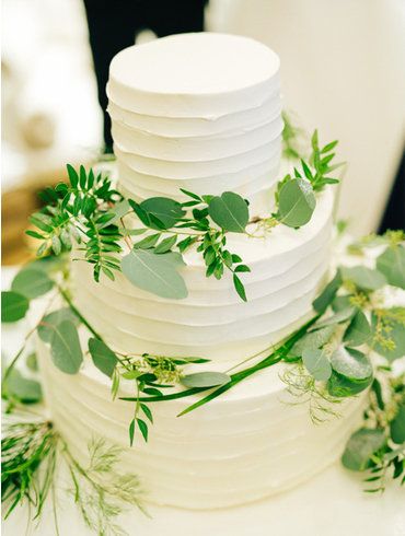 Wedding cake, Icing, Cake, Cake decorating, Sugar paste, Buttercream, Sugar cake, Food, Wedding ceremony supply, White cake mix, 