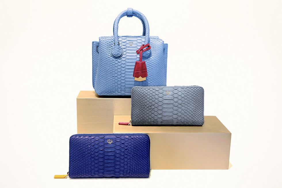 Blue, Electric blue, Bag, Azure, Cobalt blue, Rectangle, Household supply, Coquelicot, Shoulder bag, Strap, 