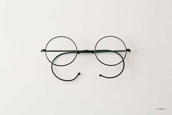 Eye glass accessory, Black-and-white, Circle, Symmetry, Transparent material, 