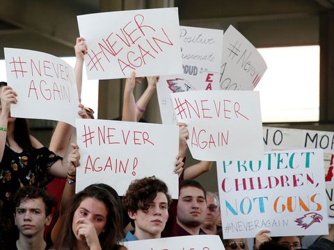 フロリダ州の銃乱射事件 高校生たちが抗議活動 Never Again を立ち上げる