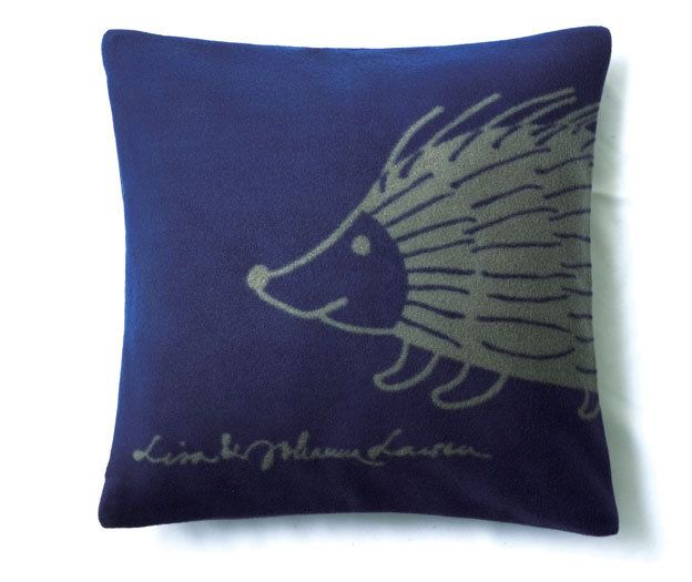 Textile, Cushion, Linens, Throw pillow, Home accessories, Pillow, Rectangle, Wing, 