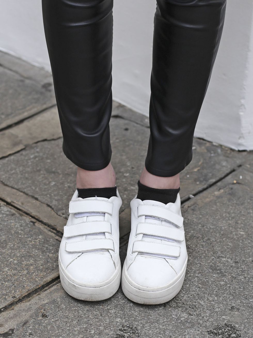 Footwear, Shoe, Human leg, White, Style, Fashion, Black, Street fashion, Grey, Walking shoe, 