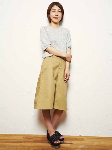 Clothing, Brown, Sleeve, Shoulder, Human leg, Khaki, Textile, Joint, Standing, Style, 