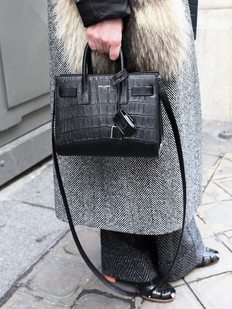 Textile, Street fashion, Bag, Fur, Strap, Pocket, Leather, Wire, Woven fabric, 
