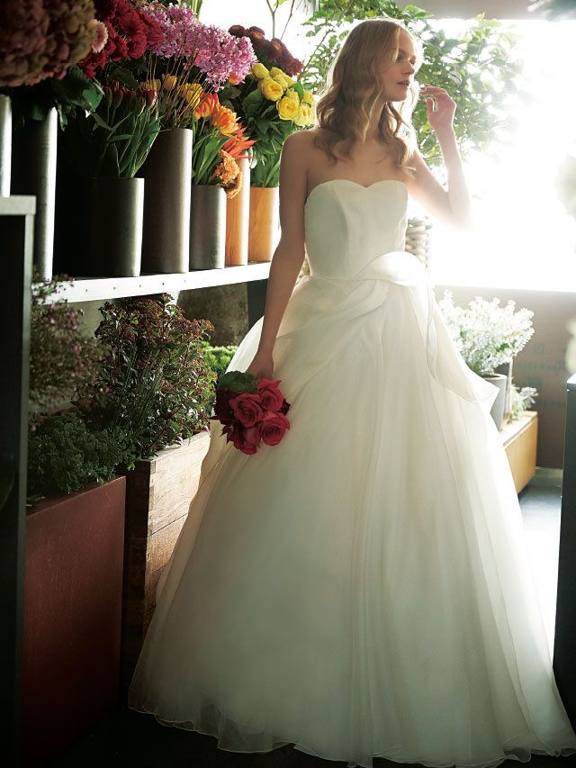 Clothing, Petal, Dress, Bridal clothing, Shoulder, Photograph, Red, Bouquet, Bride, Wedding dress, 