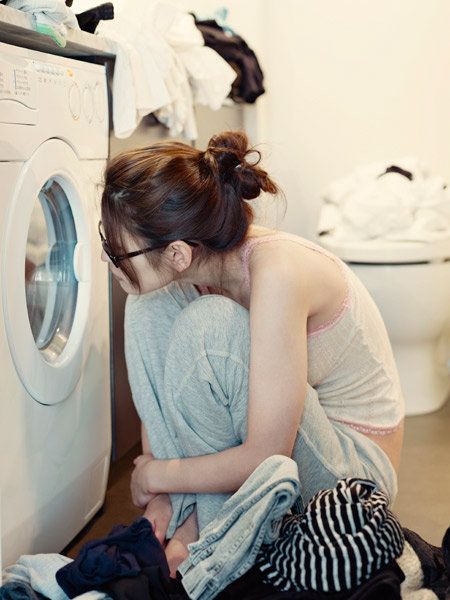 Human, Comfort, Shoulder, Washing machine, Laundry room, Clothes dryer, Major appliance, Bag, Long hair, Home appliance, 