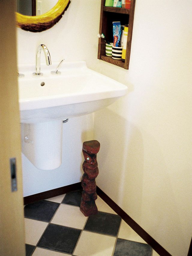 Plumbing fixture, Bathroom sink, Tap, Room, Property, Architecture, Wall, Floor, Interior design, Sink, 