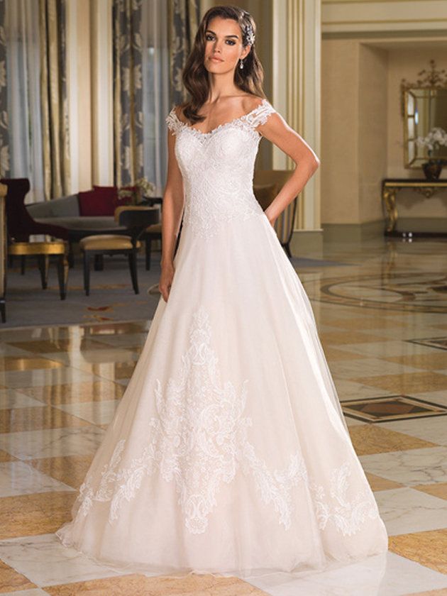 Clothing, Floor, Dress, Flooring, Shoulder, Bridal clothing, Textile, Joint, White, Wedding dress, 