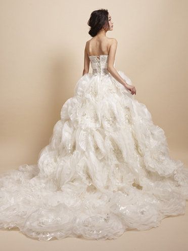 Clothing, Dress, Sleeve, Shoulder, Textile, Bridal clothing, Gown, White, Wedding dress, Formal wear, 