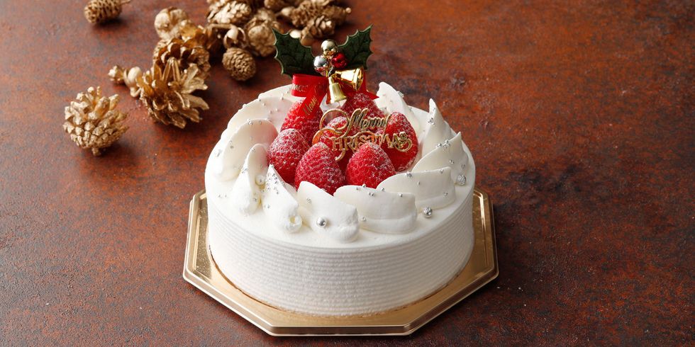 Food, Cake, Whipped cream, Dessert, Torte, Buttercream, Cake decorating, Cream, Icing, Cuisine, 