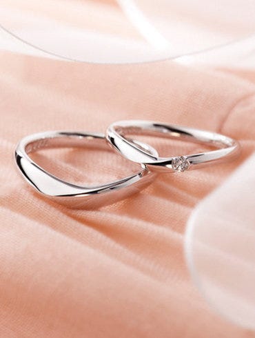 Jewellery, Eye glass accessory, Metal, Silver, Material property, Close-up, Transparent material, Wedding ceremony supply, Body jewelry, Still life photography, 