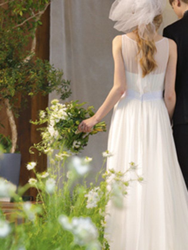 Clothing, Dress, Petal, Formal wear, Wedding dress, Gown, Bridal clothing, Bouquet, One-piece garment, Ivory, 