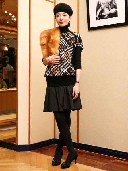 Brown, Sleeve, Textile, Joint, Outerwear, Style, Knee, Flooring, Fur clothing, Fashion accessory, 