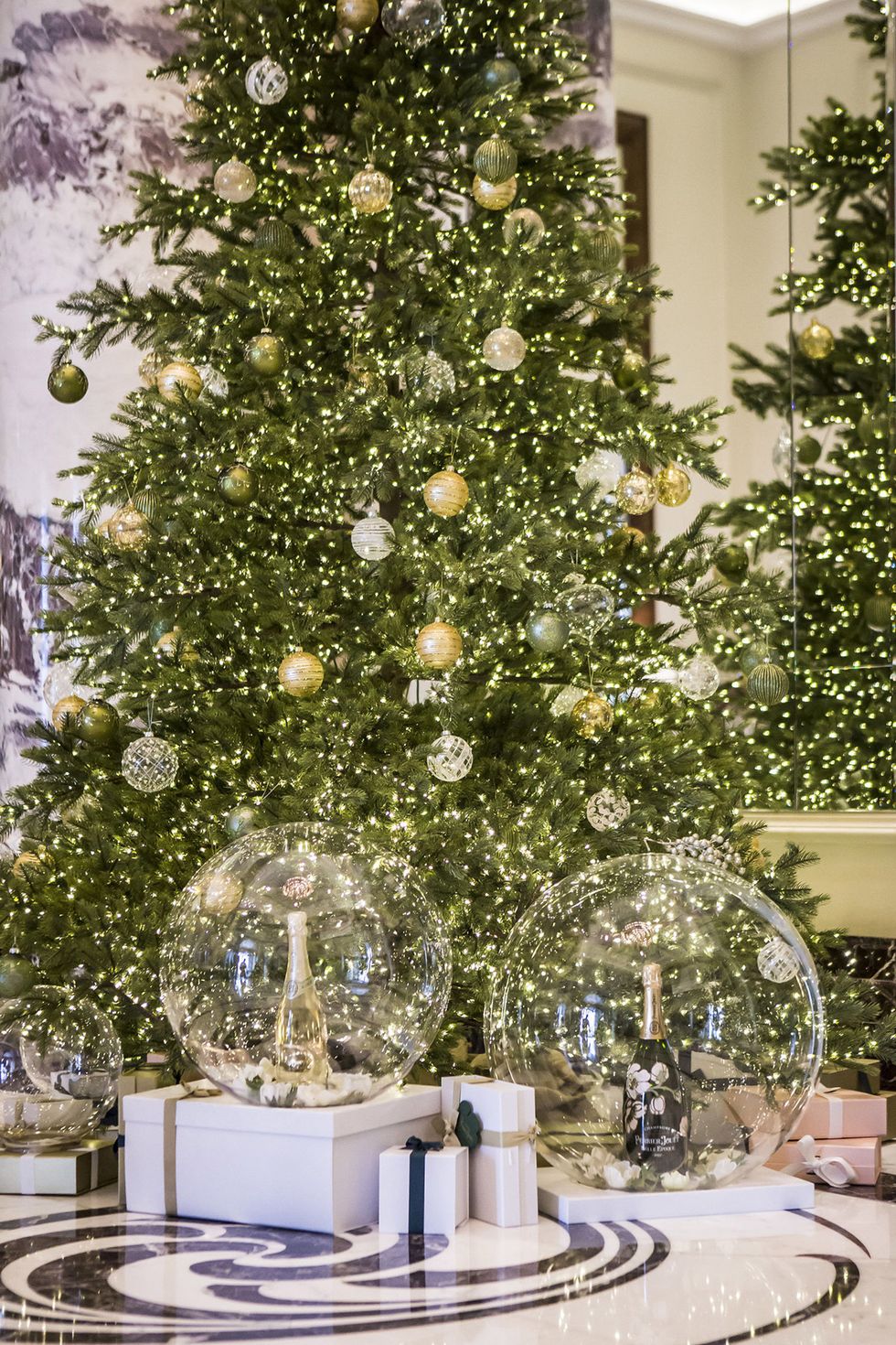 Christmas decoration, Interior design, Christmas tree, Interior design, Holiday, Woody plant, Christmas ornament, Evergreen, Ornament, Christmas, 