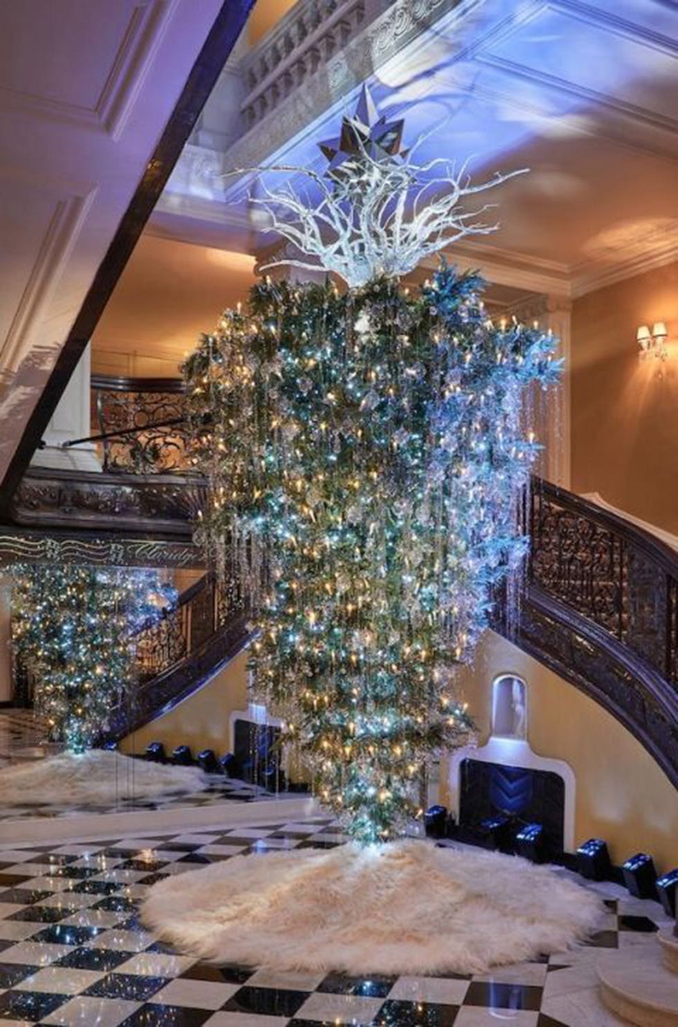 Lobby, Lighting, Interior design, Ceiling, Architecture, Room, Tree, Christmas tree, Building, Christmas decoration, 