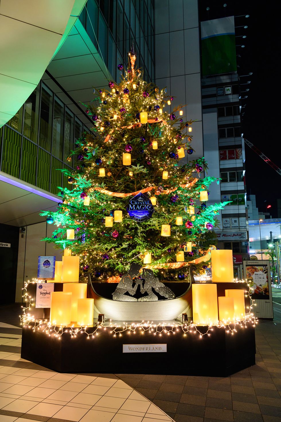 Lighting, Green, Event, Christmas decoration, Christmas tree, Holiday, Woody plant, Light, Interior design, Christmas lights, 