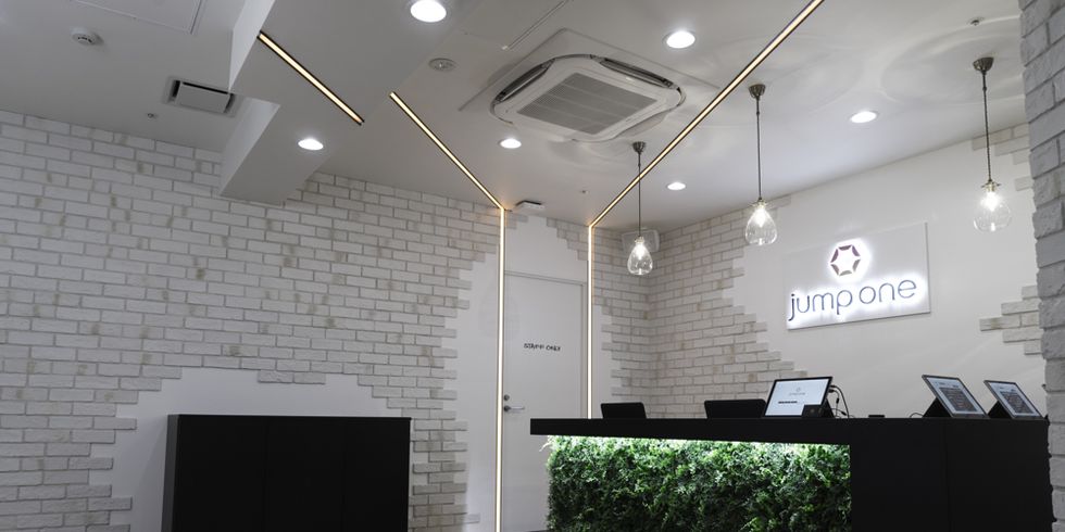Lighting, Interior design, Ceiling fixture, Wall, Ceiling, Floor, Light fixture, Flooring, Display device, Electricity, 