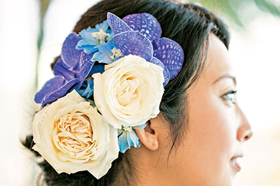 Hair, Headpiece, Flower, Hair accessory, Blue, Cut flowers, Rose, Turquoise, Plant, Bouquet, 
