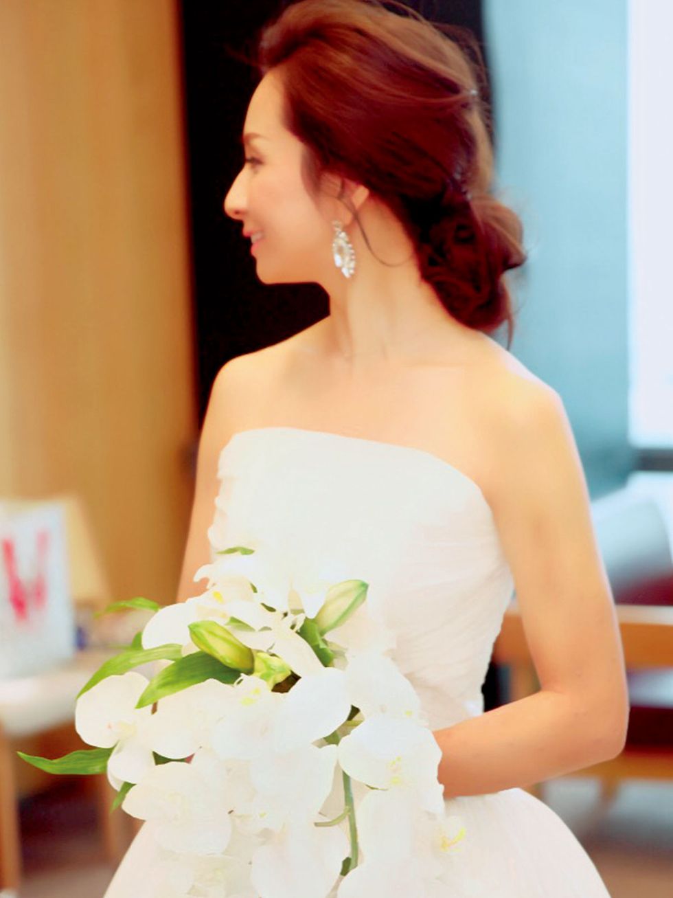 Clothing, Petal, Shoulder, Photograph, Bridal clothing, Joint, White, Bouquet, Wedding dress, Bride, 