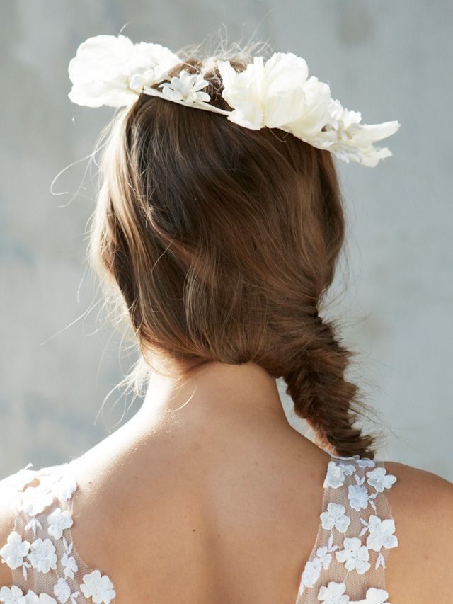 Brown, Hairstyle, Skin, Shoulder, Hair accessory, Style, Headpiece, Beauty, Petal, Back, 