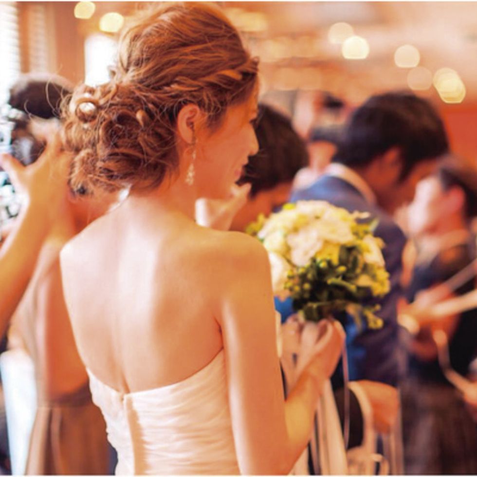 Hairstyle, Shoulder, Bridal clothing, Wedding dress, Petal, Bouquet, Back, Beauty, Gown, Bride, 