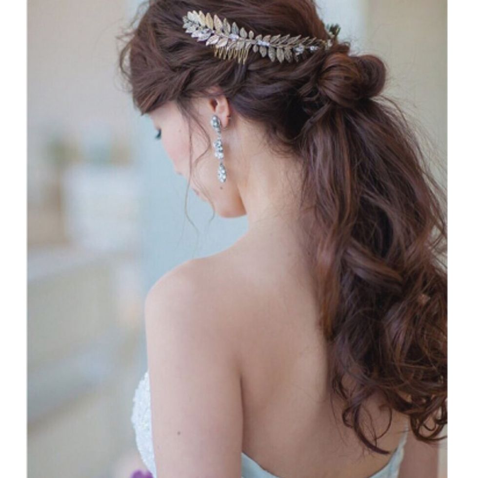 Hair, Headpiece, Hairstyle, Hair accessory, Clothing, Bridal accessory, Veil, Beauty, Chignon, Fashion accessory, 
