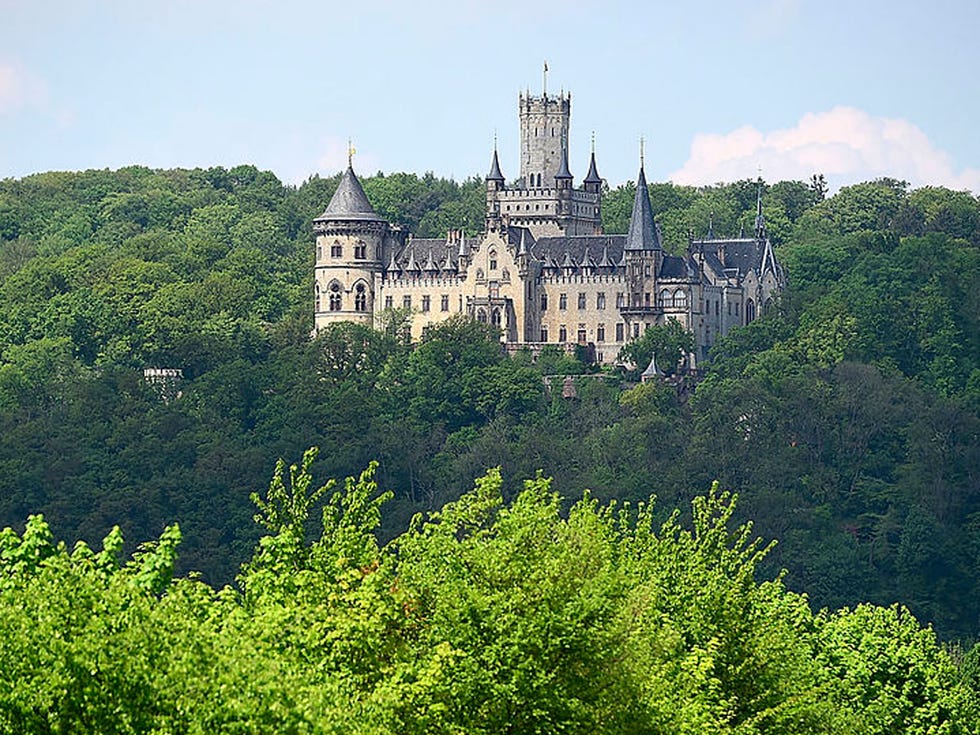 Vegetation, Castle, Château, Landmark, Sky, Building, Tree, Architecture, Stately home, Hill station, 