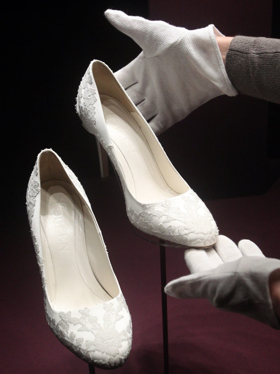 Footwear, White, Shoe, High heels, Bridal shoe, Pointe shoe, Court shoe, Leg, Satin, Ballet shoe, 