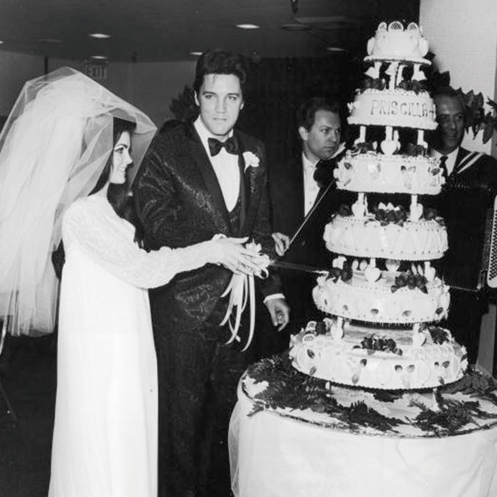 Photograph, Cake decorating, Cake, Icing, Wedding cake, Pasteles, Sugar paste, Buttercream, Sugar cake, Dessert, 