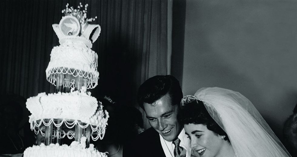 Photograph, Wedding cake, White, Black, Cake decorating, Wedding ceremony supply, Black-and-white, Cake, Icing, Sugar cake, 